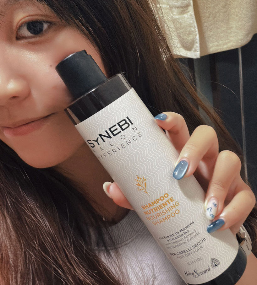 自然捲、燙後受損且容易毛躁分岔的髮質，使用 SYNEBI 滋養柔順洗髮精的真實心得，洗後髮絲感受柔順輕盈，改善頭皮味。
