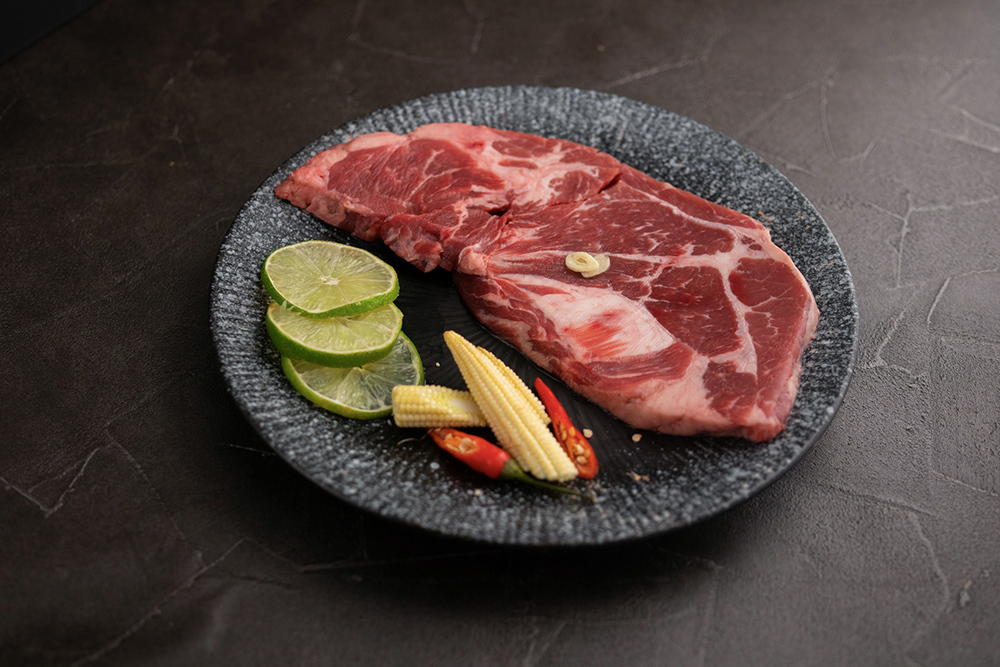 ★ 肉質柔嫩 油花分佈均勻 ★ 厚實 真材實料 ★ 乾煎、燒烤都合適