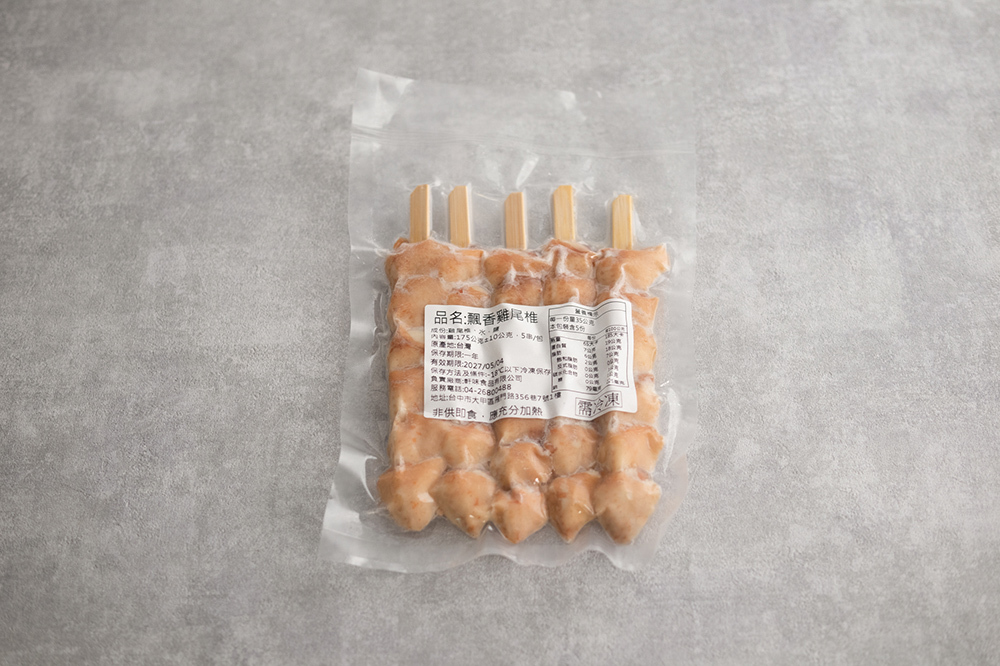 【成分】雞尾椎、醬油【大豆酸水解物(基因改造)、純釀造醬油[水、脫脂大豆片(基因改造)、小麥、食鹽、砂糖、食用酒精、焦糖色素、L-麩酸鈉、複方甜味劑(糊精、檸檬酸鈉、甘草萃)、紅麴色素(含酒精)、偏磷酸鈉、多磷酸鈉]】、紅油【水、鹽、大豆胺基酸液、焦糖色素、食用色素黃色5號、食用色素紅色6號、L-麩酸鈉、葡萄糖酸內酯、苯甲酸 (防腐劑)、醋磺內酯鉀(甜味劑)】、水