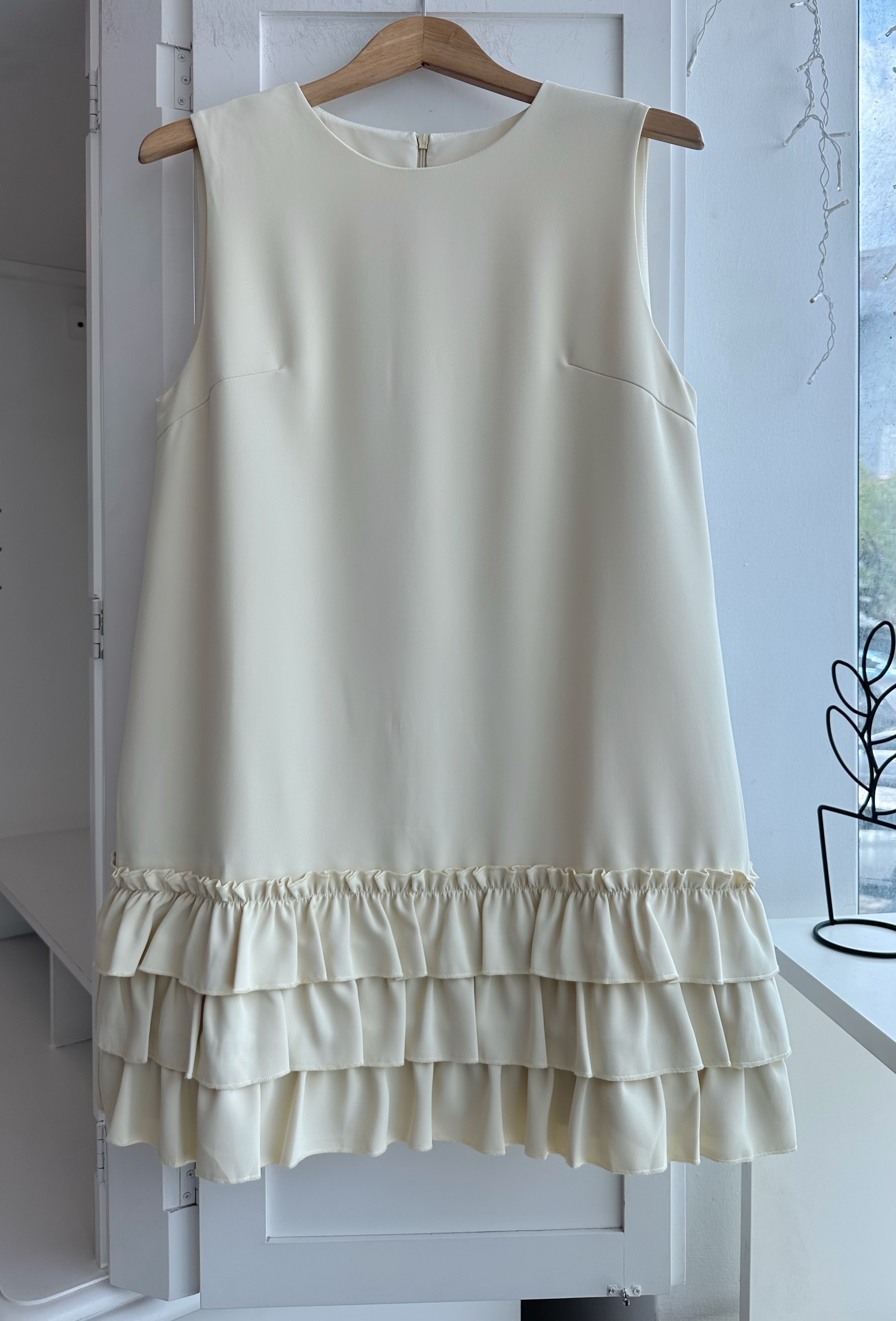 SLEEVELESS SHIFT TIERED HEM SHORT DRESS