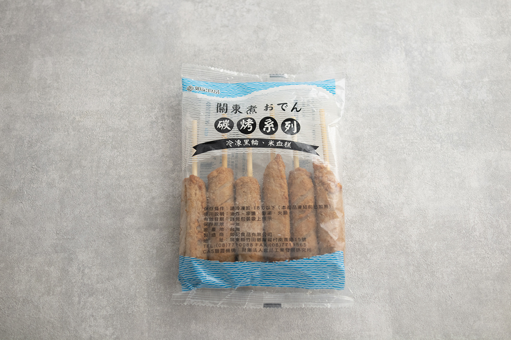 使用說明  油炸、串燒、煮湯、火鍋    產品資訊  【成分】虱目魚肉、醋酸澱粉、豆薯、豬脂(台灣)、糖、紅蘿蔔、洋蔥、L-麩酸鈉、油蔥酥(蔥頭、玉米澱粉、棕櫚油、麩皮)、鹽、調味劑(L-麩酸鈉、胺基乙酸、L-天門冬酸鈉、5'-次黃嘌呤核苷磷酸二鈉、5'-鳥嘌呤核苷磷酸二鈉、DL-胺基丙酸、琥珀酸二鈉)、百草末(肉桂、丁香、小茴、五加皮、山奈)、蒜粉(大蒜粉、麥芽糊精、辣椒、大蒜萃取物)、D-木糖、胡椒、香料[香料、抗氧化劑(丁基羥基甲氧苯)、中鏈三酸甘油酯]、柴魚粉、品質改良劑(多磷酸鈉、焦磷酸鈉)、甜味劑(醋磺內酯鉀)、百草粉(小茴、肉桂、八角、丁香、胡荽、山奈、花椒、二氧化矽)   【內容量】240公克 / 6支 / 包  【原產地】台灣
