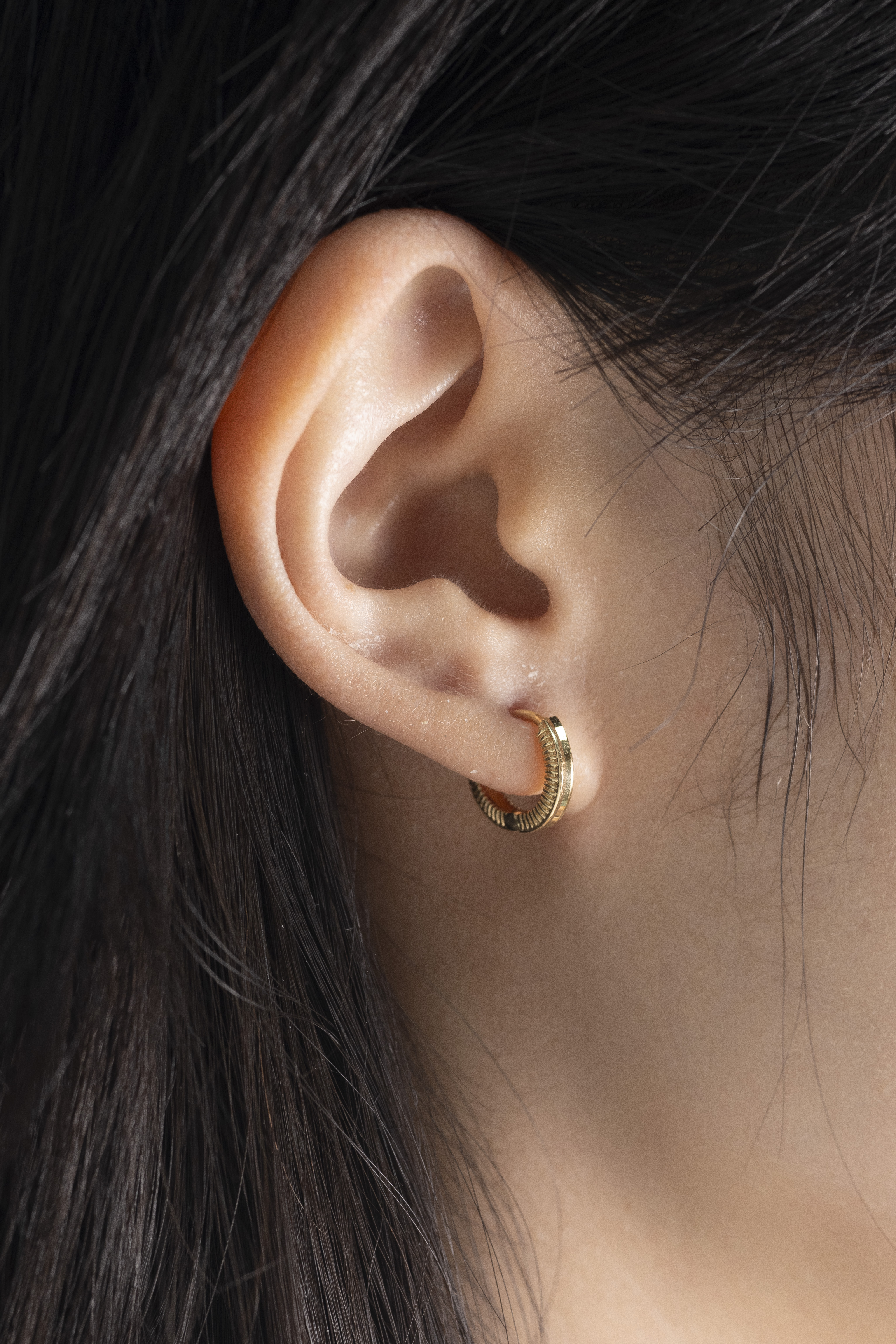 18K Grooved Huggie Hoop 耳環