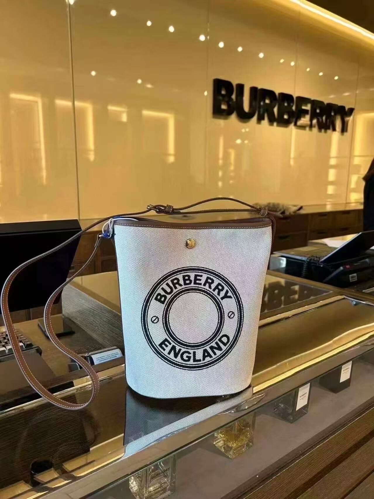 【預購】BURBERRY H082104 Small Peggy 帆布水桶包 (白色)
