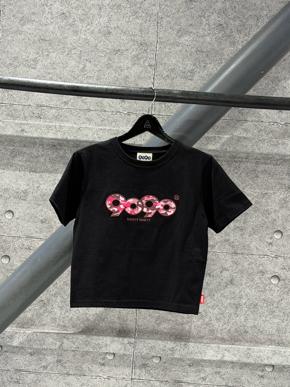 9090 迷彩貼布Logo 女碼短版 短袖 T