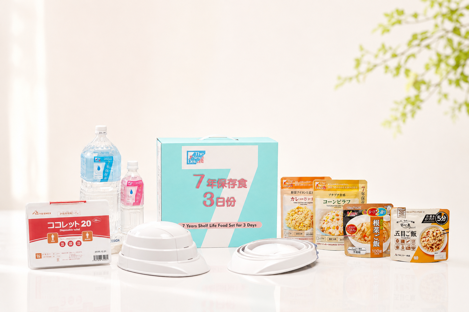 防災包必備保存食品與簡易廁所以及折疊式安全帽