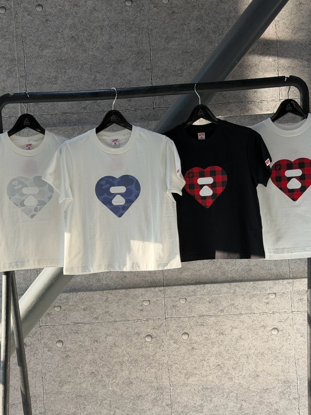 APEE 愛心猿人頭Logo 女版短袖 T