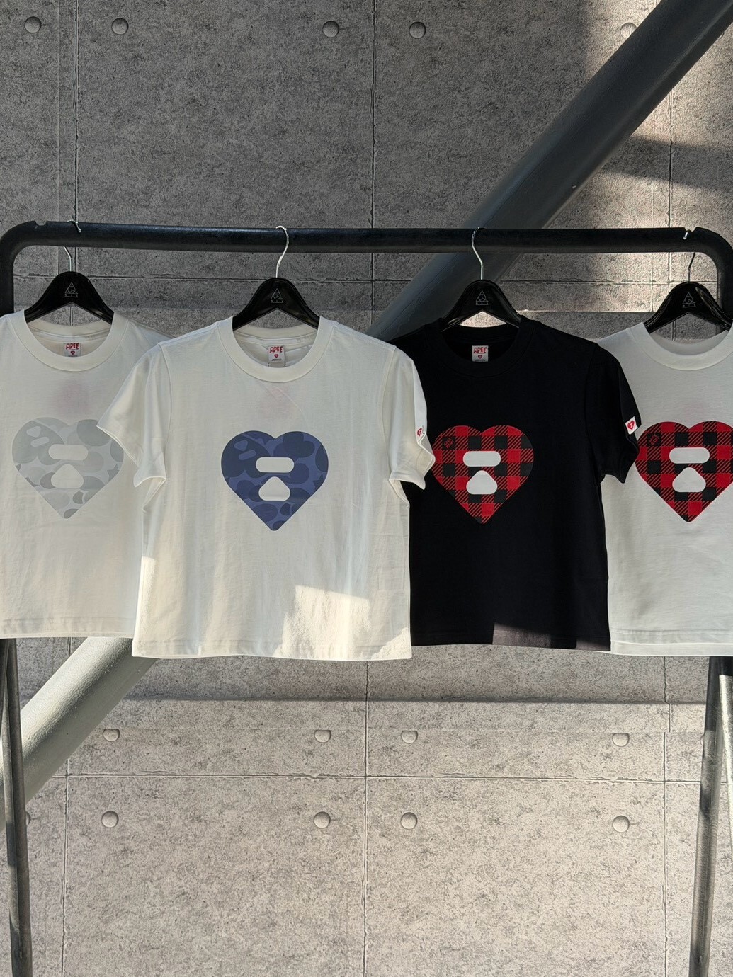 APEE 愛心猿人頭Logo 女版短袖 T