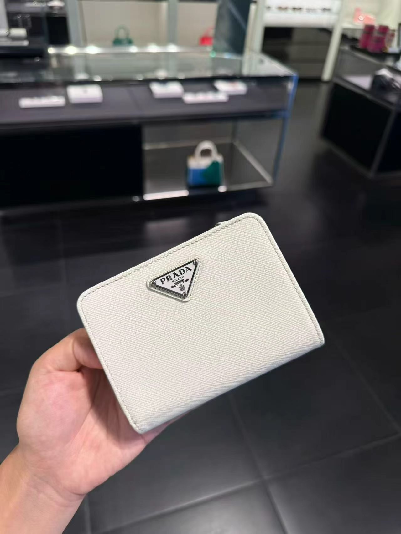 【預購】Prada H082116 拉鏈短銀包 (白色)