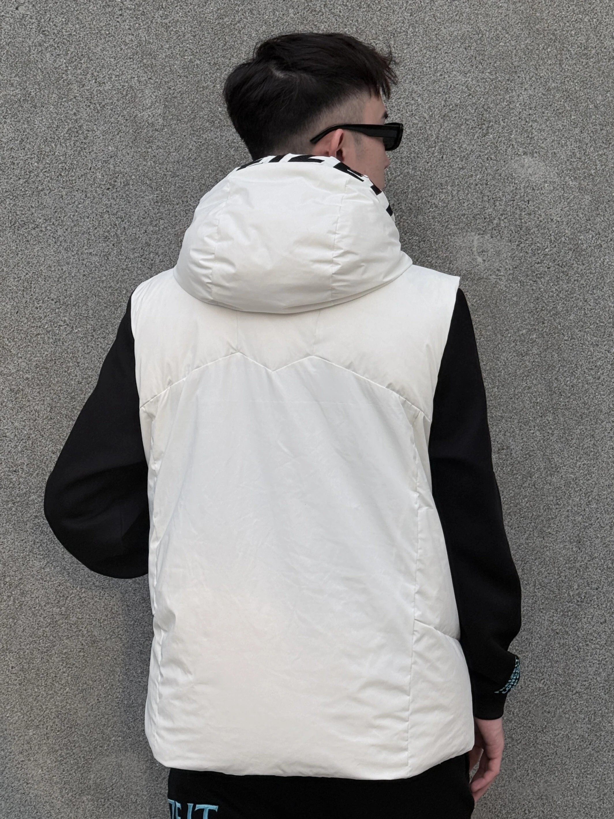 【Freizeit費瑞特】石墨烯LOGO刺繡字樣羽絨背心(白)