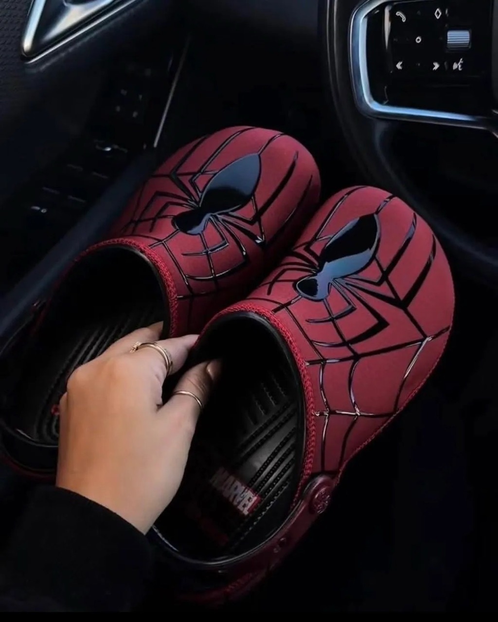 CROCS X MARVEL SPIDER-MAN NEO CLASSIC CLOG 漫威 蜘蛛人 聯名款 洞洞鞋 拖鞋 涼鞋 紅黑 男鞋 211489-90H / 預購