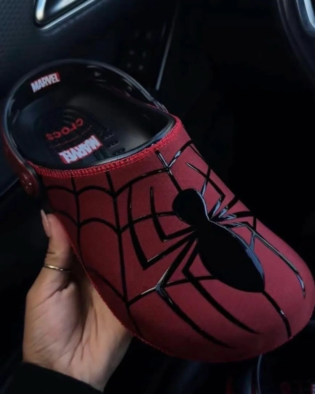CROCS X MARVEL SPIDER-MAN NEO CLASSIC CLOG 漫威 蜘蛛人 聯名款 洞洞鞋 拖鞋 涼鞋 紅黑 男鞋 211489-90H / 預購