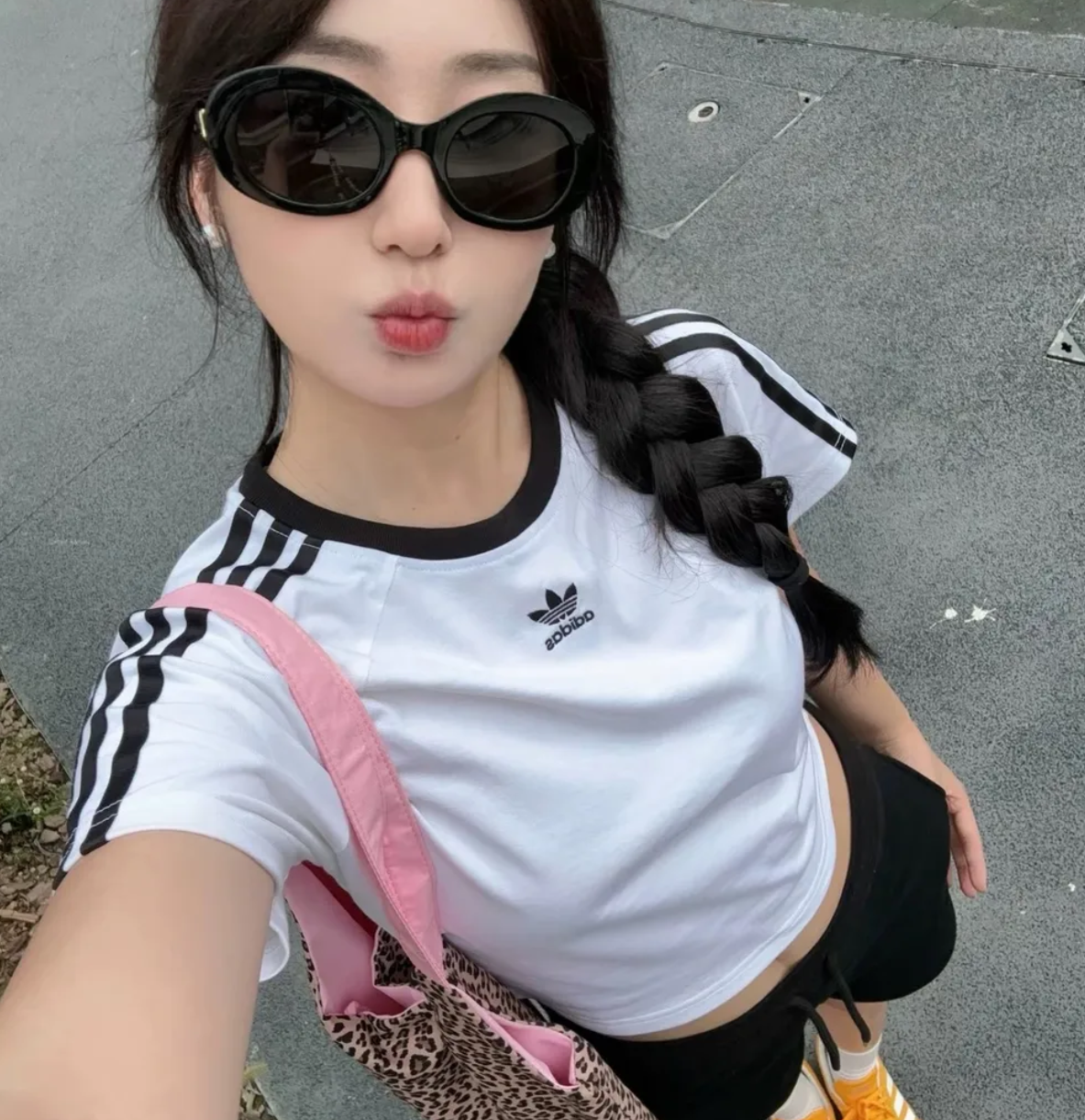 <現貨>ADIDAS 短袖上衣 棉質 運動休閒 復古 撞色 三條線 女款 白黑