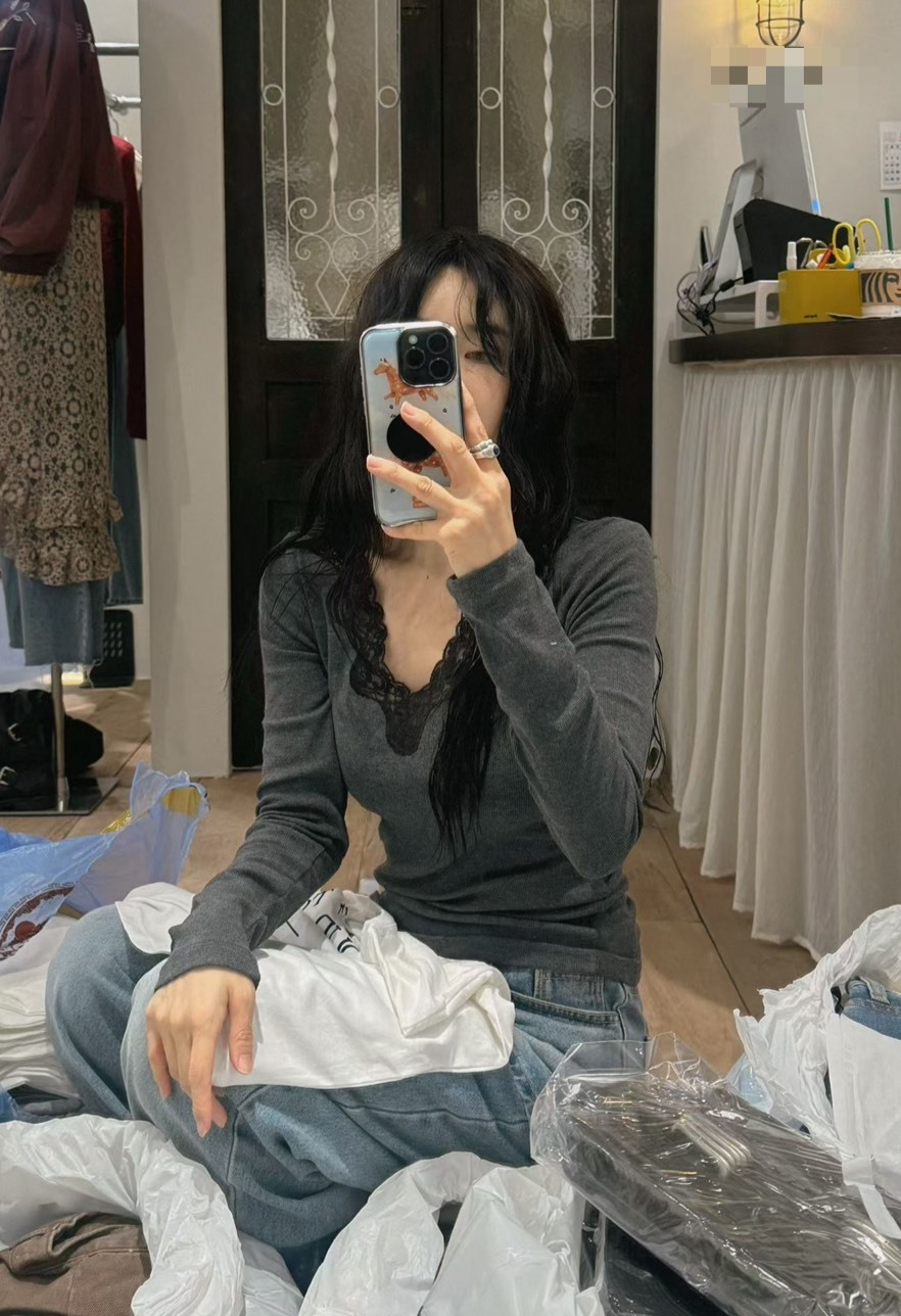 V領蕾絲素面合身內搭上衣