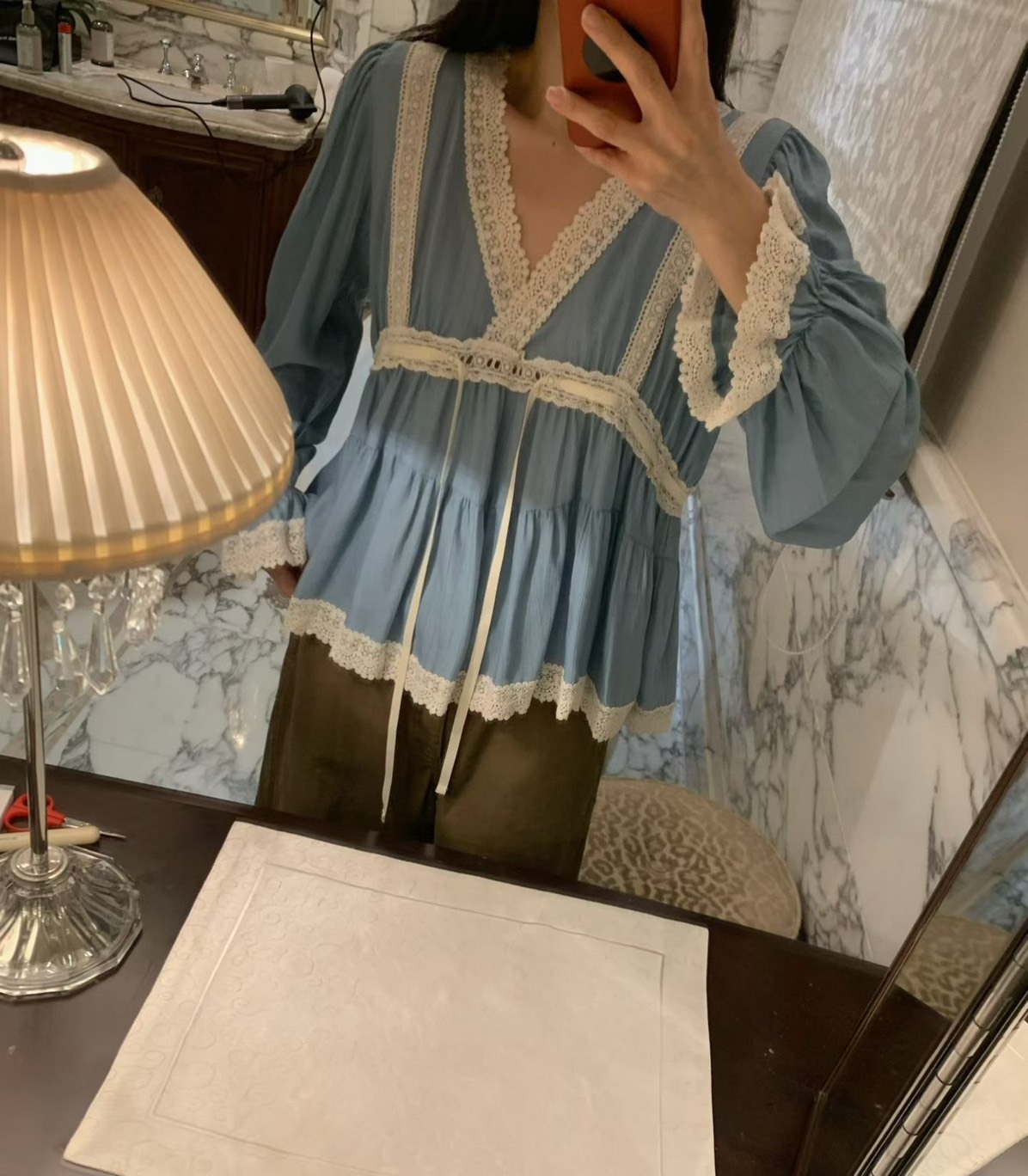 深V公主袖綁腰蕾絲傘襯衫
