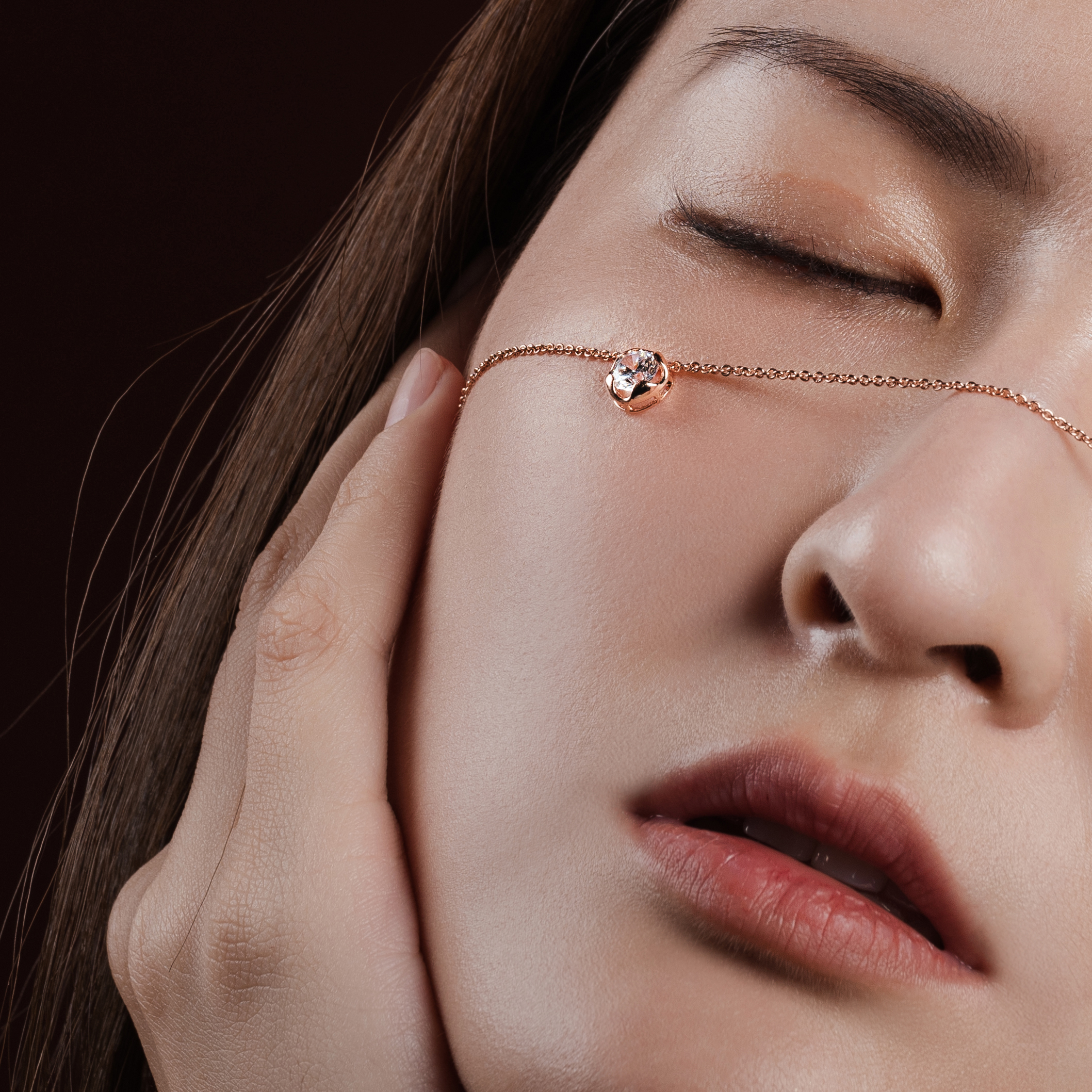 Rose 玫瑰項鍊佩戴於鎖骨間