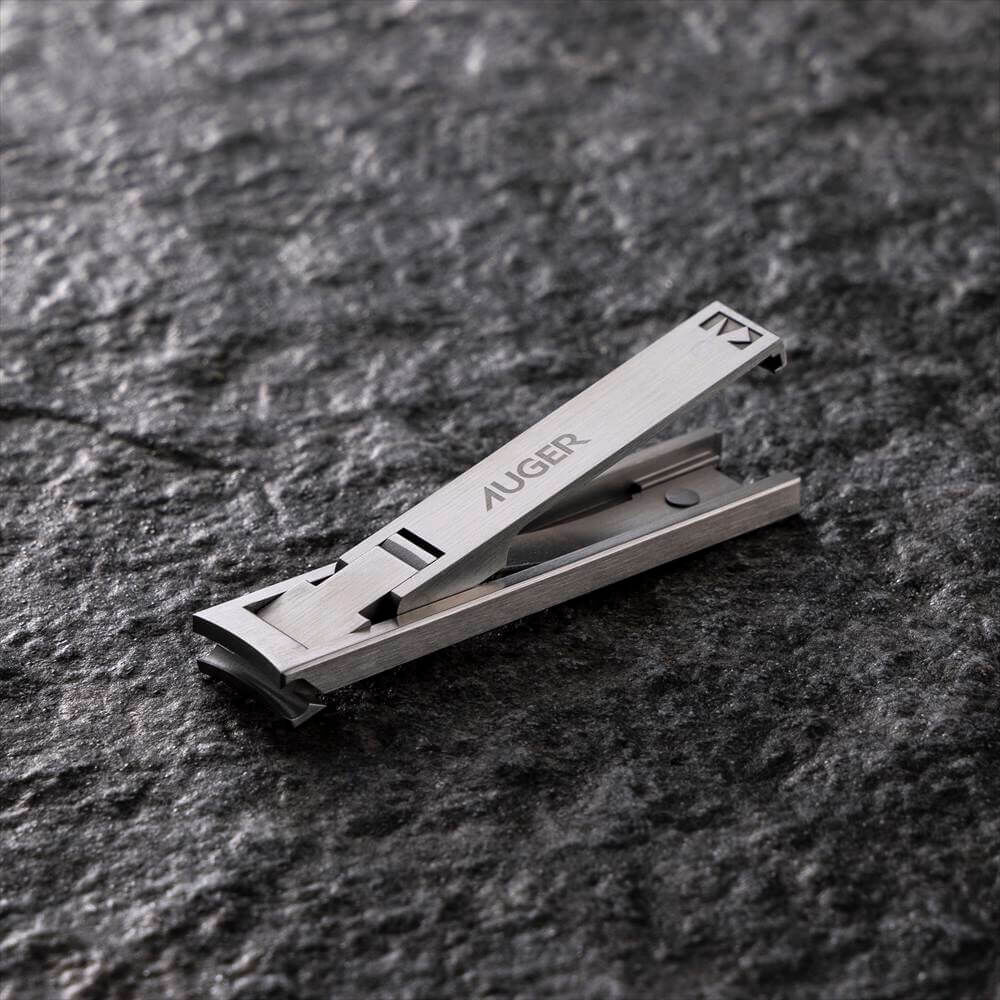 AUGER Leaf 約 3.9 mm 收折厚度展示