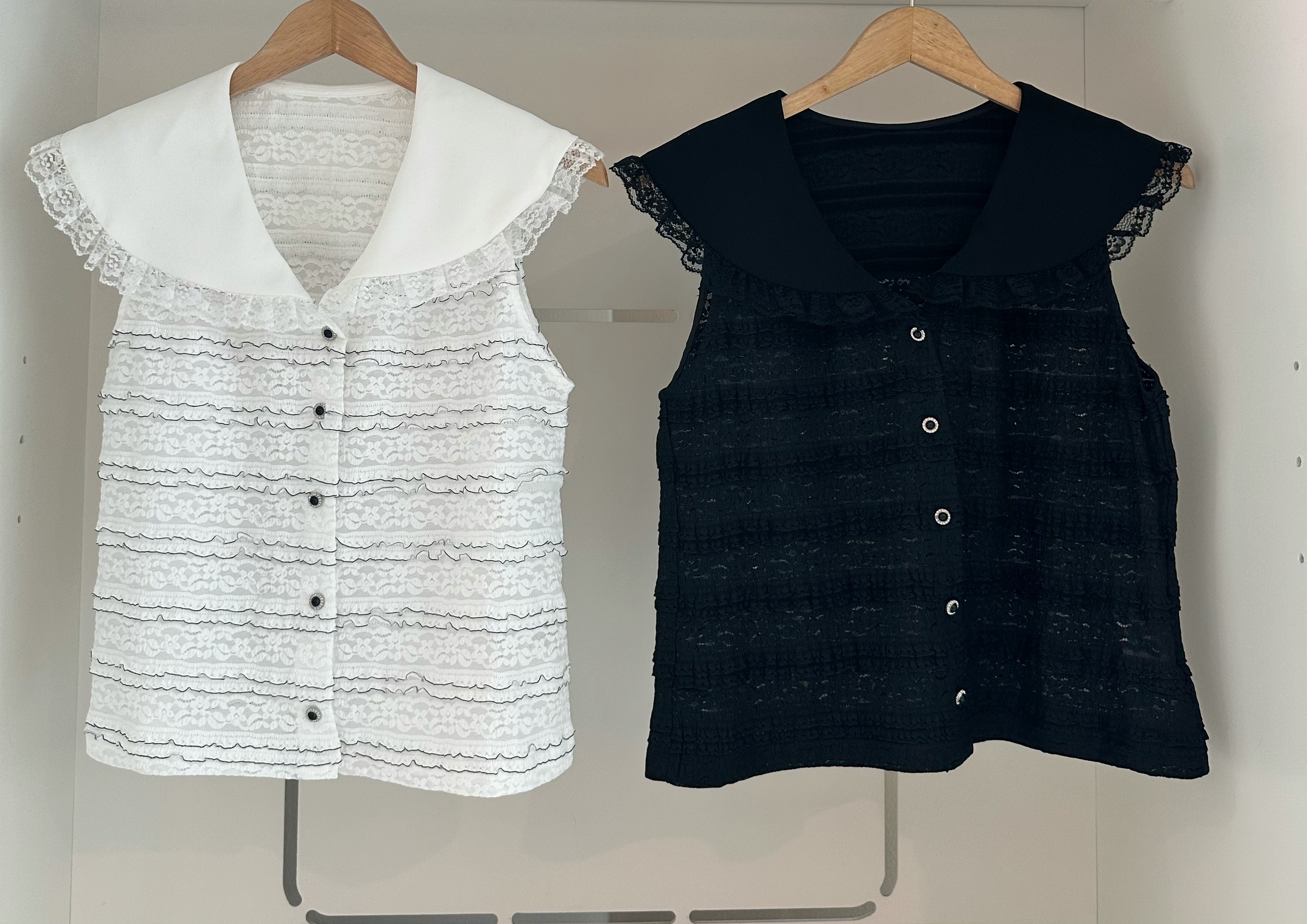 SLEEVELESS LACE STRIPED BLOUSE WITH SAILOR COLLAR