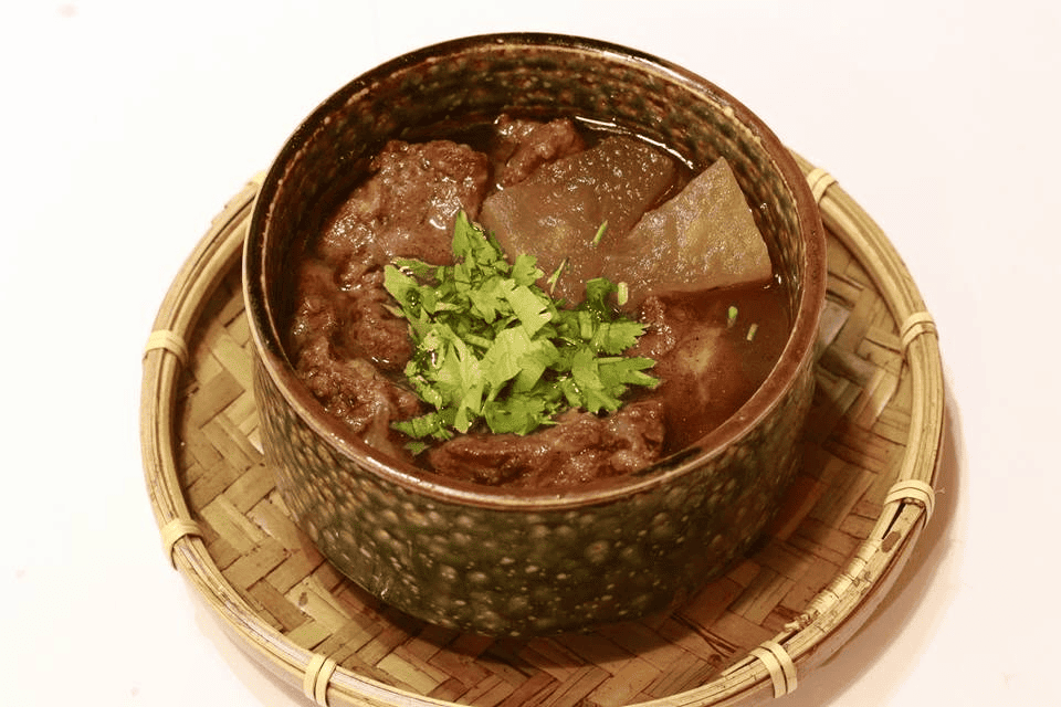 何家排骨酥的排骨酥湯與筒仔米糕