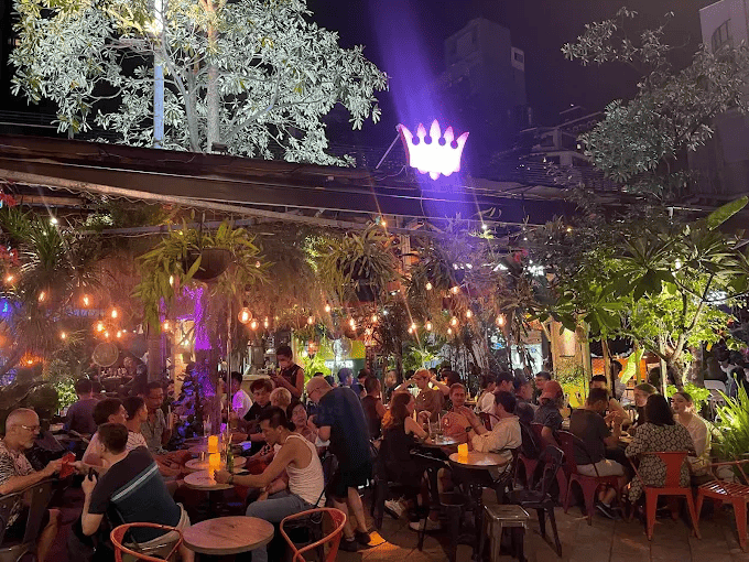 Café Dalida 夜間戶外座位與植栽酒吧氛圍