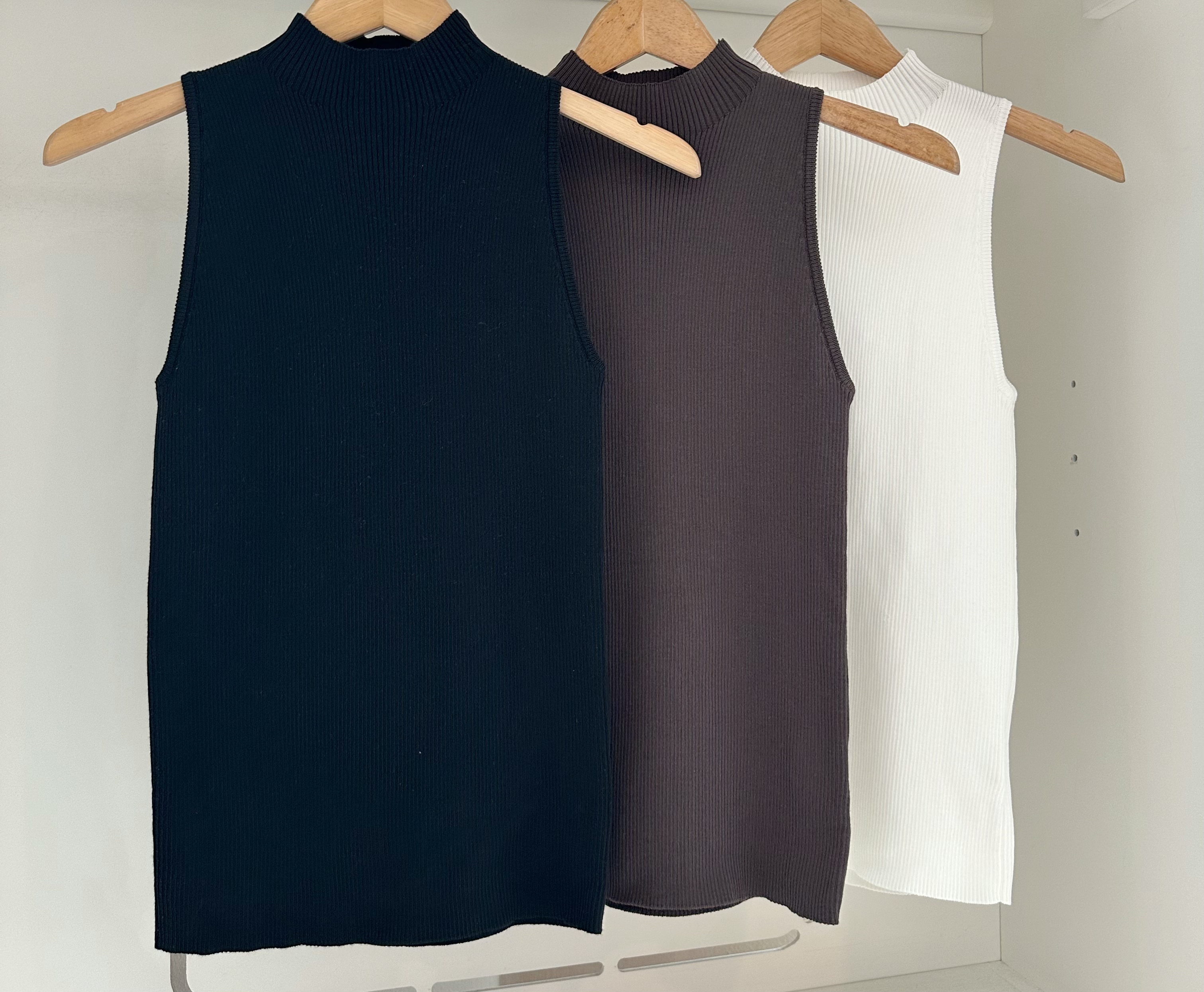 SLEEVELESS HIGH NECK KNIT BLOUSE