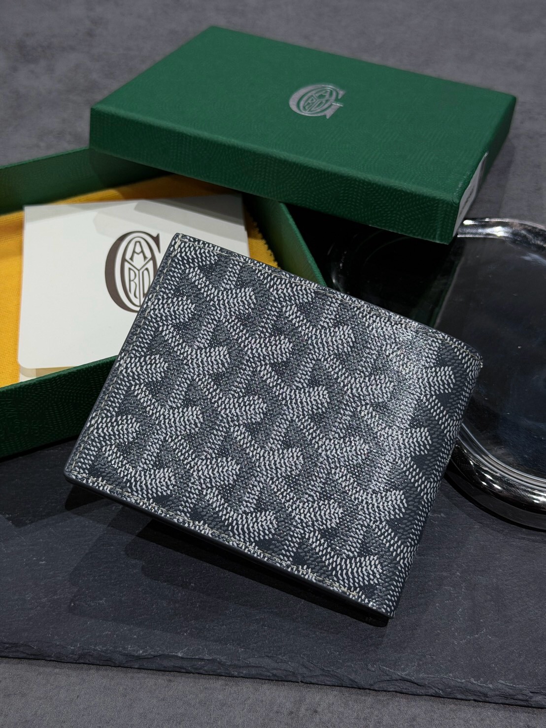 GOYARD 經典滿版Logo 質感灰短夾 錢包