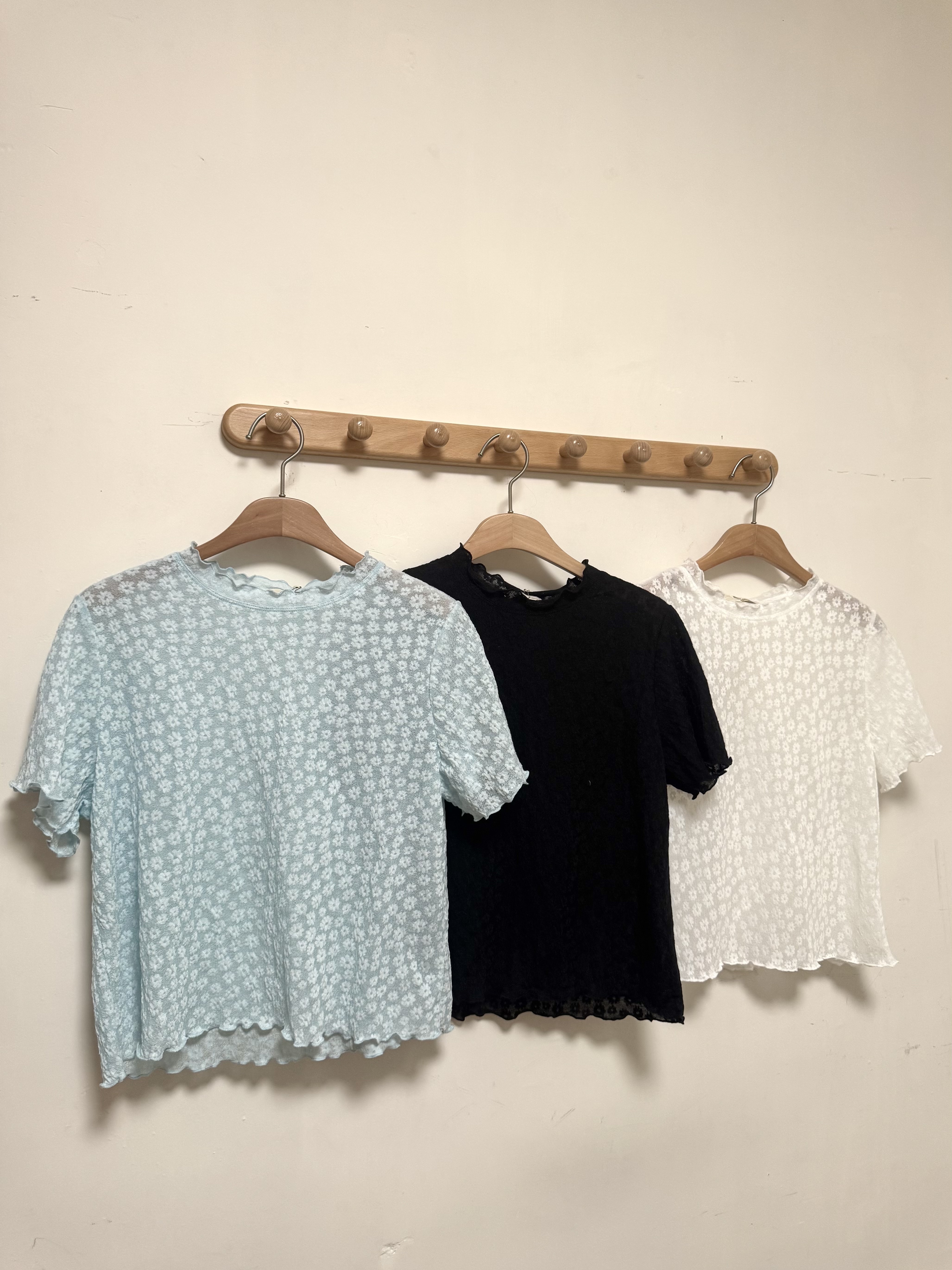 小花捲邊透膚Top