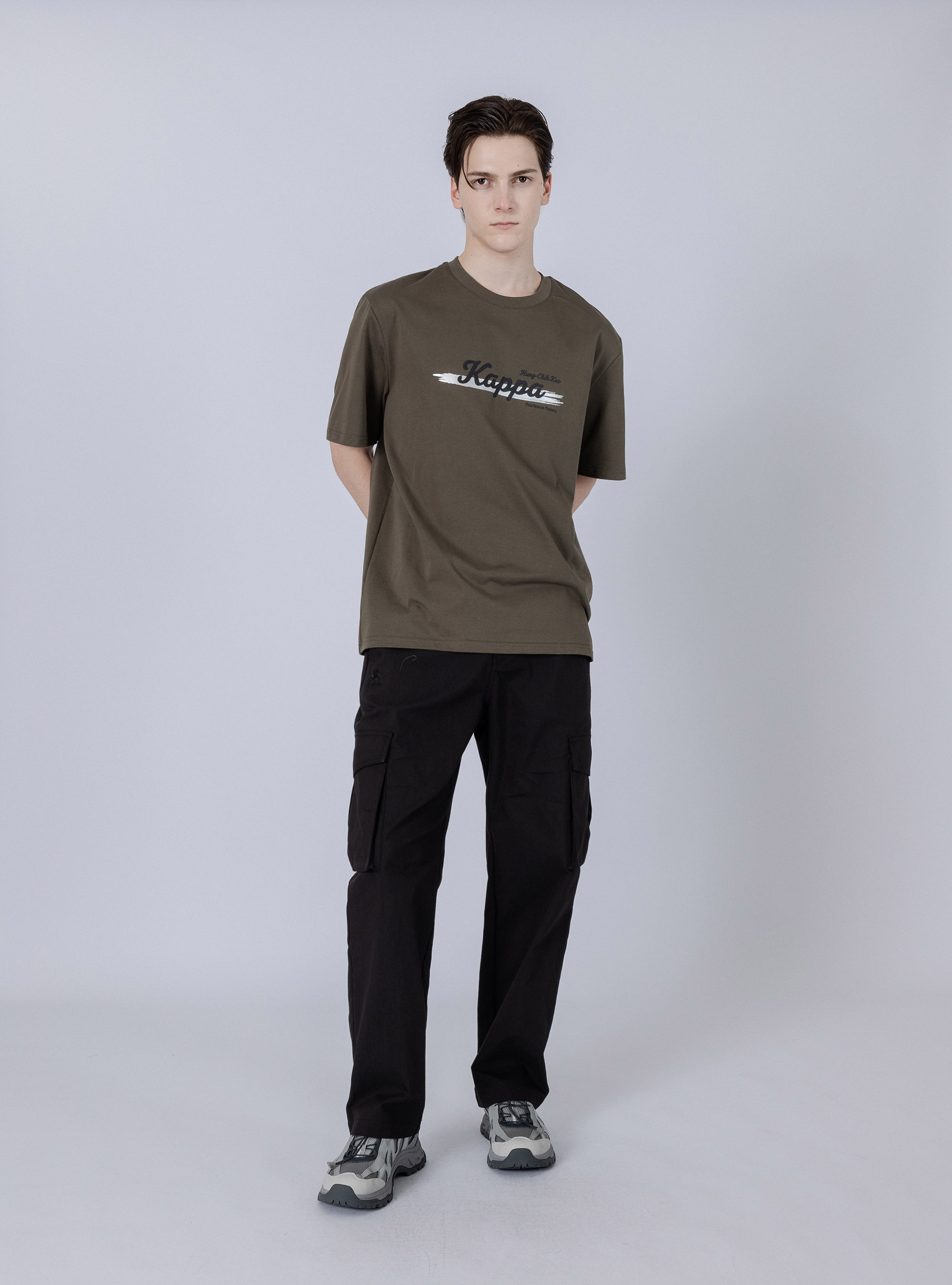 【 Kappa x 郭泓志 】K系列 手寫字樣短袖T-Shirt (軍綠）