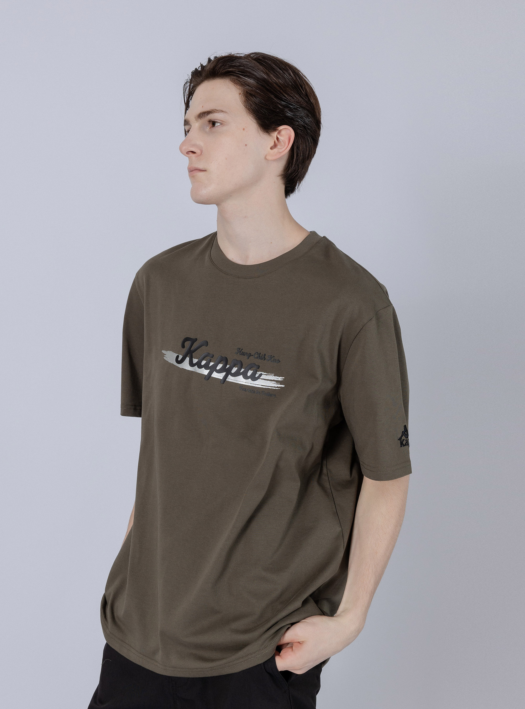【 Kappa x 郭泓志 】K系列 手寫字樣短袖T-Shirt (軍綠）