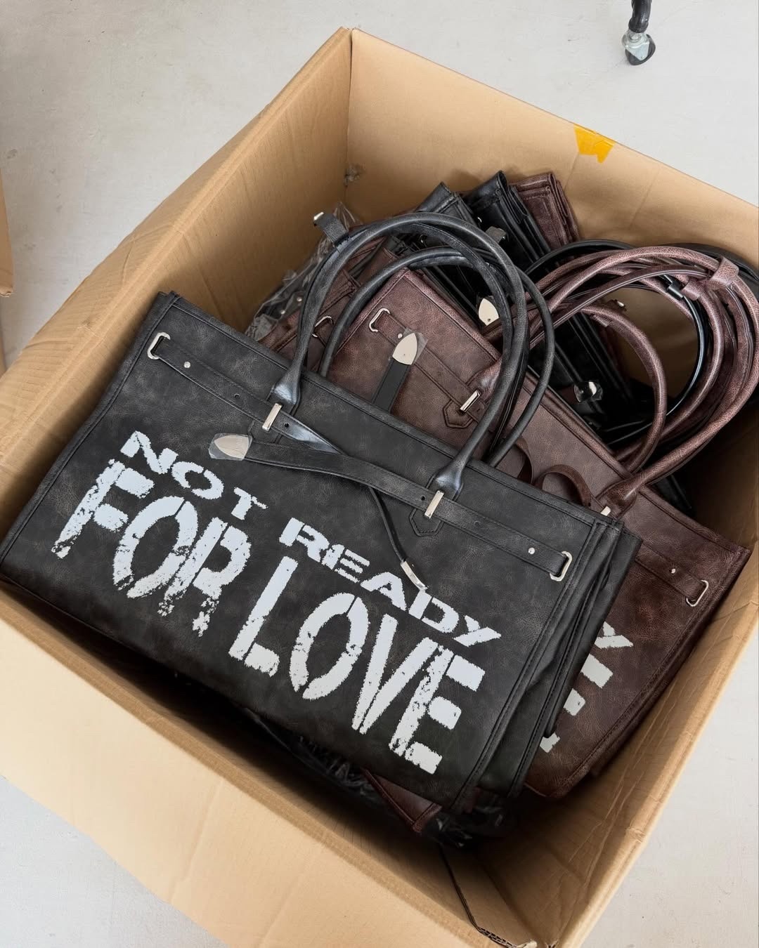 【預購】越南代購 SPOILED 經典人氣款 NOT READY FOR LOVE 托特包 Tote Bag 肩背包