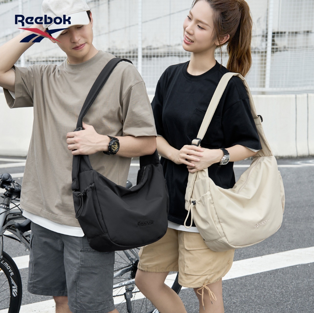 #預購 Reebok 防潑水 大容量 簡約 純色 百搭 工裝風 單肩包 餃子包 RB260543M-801 兩色