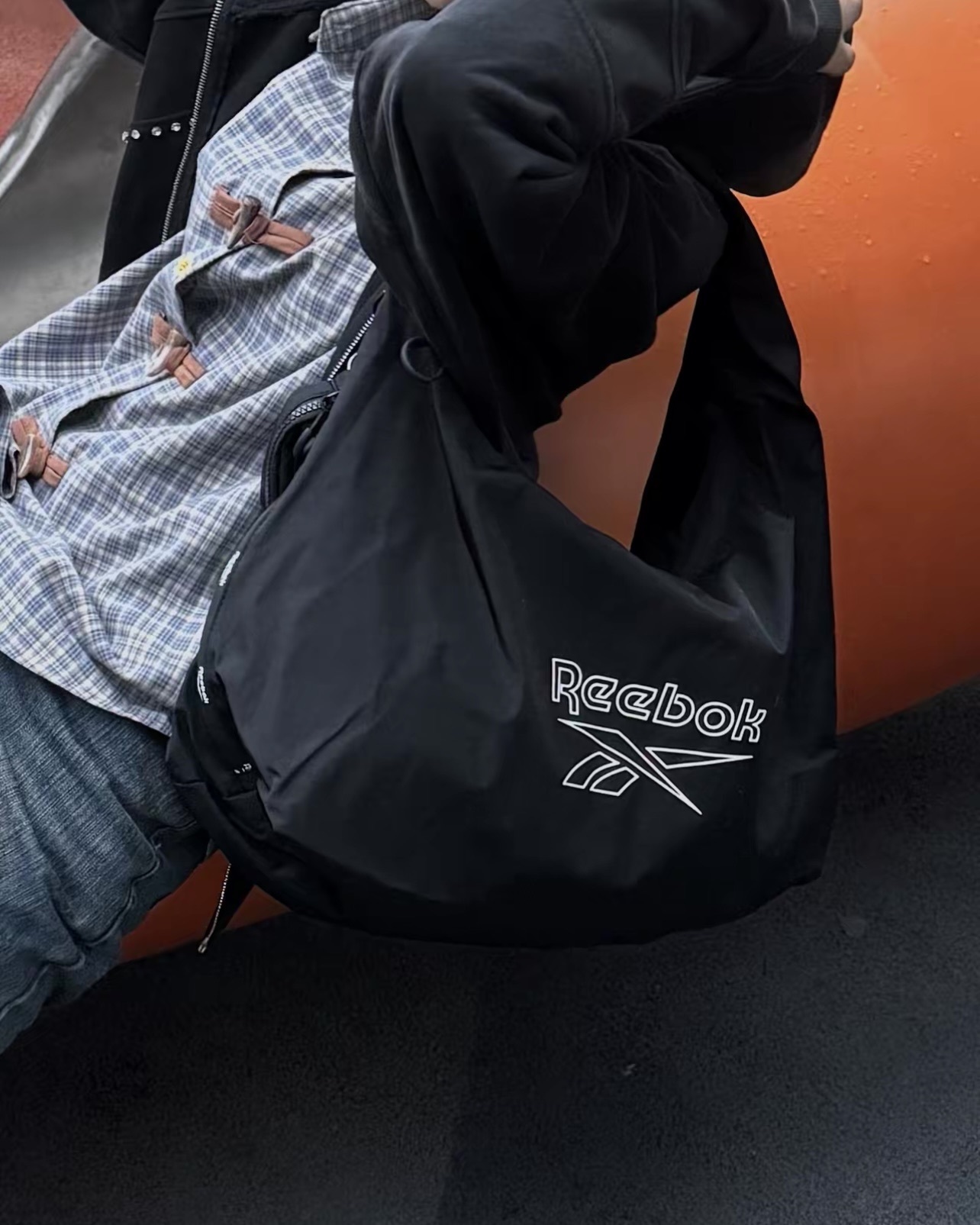 #預購 Reebok 輕便 防潑水 大容量 經典印花 健身包 手提包 單肩包 附小掛包 RB250053M 黑色