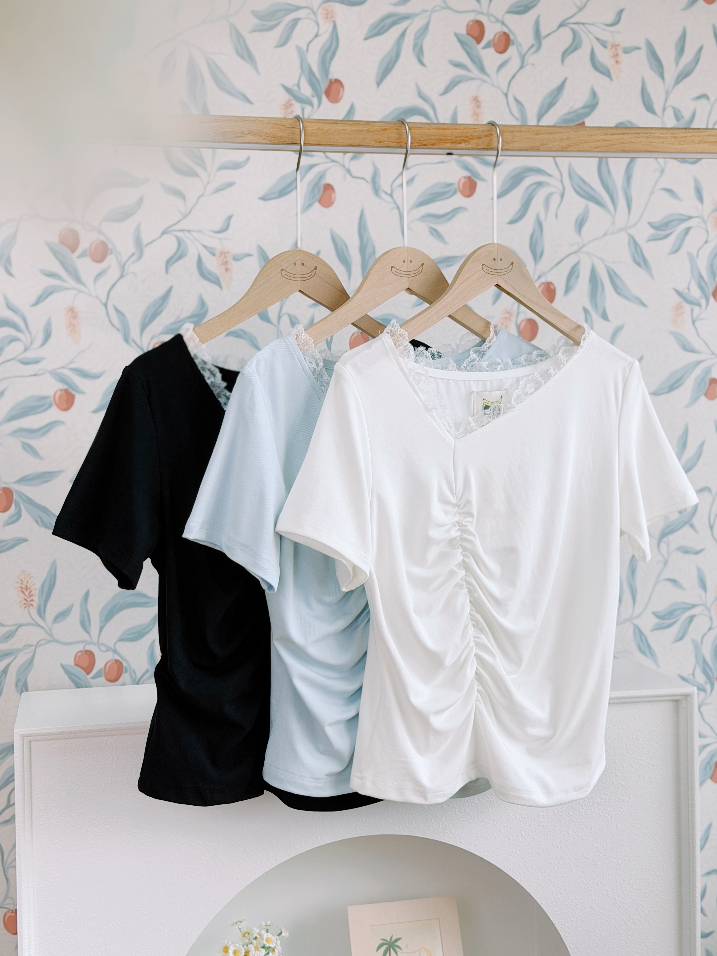 三色 / 蕾絲抓褶萊賽爾短袖上衣 / Lace-Trim Lyocell Ruched Top