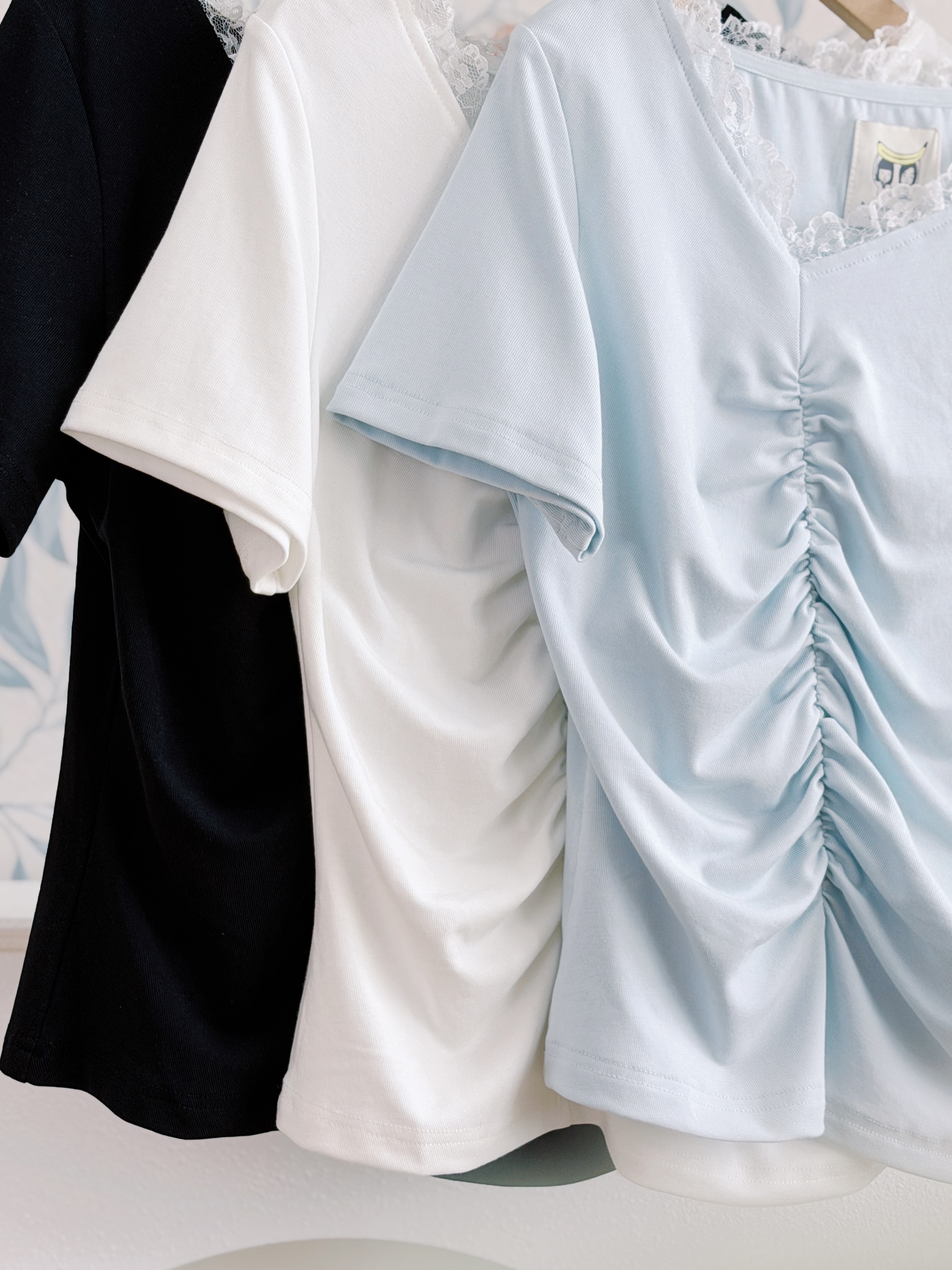 三色 / 蕾絲抓褶萊賽爾短袖上衣 / Lace-Trim Lyocell Ruched Top