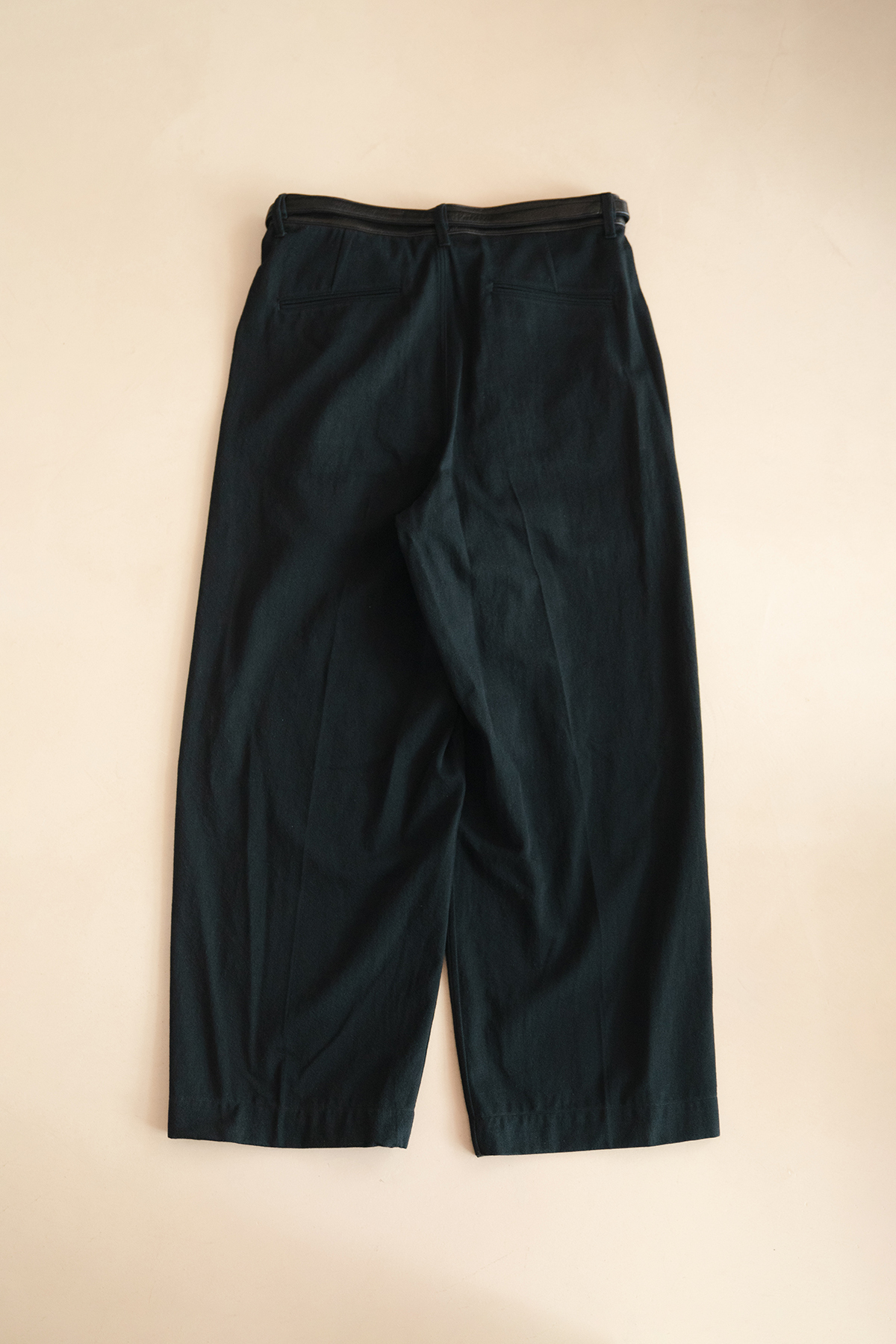 BLURHMS DENIM-LEATHER BELTED TROUSERS