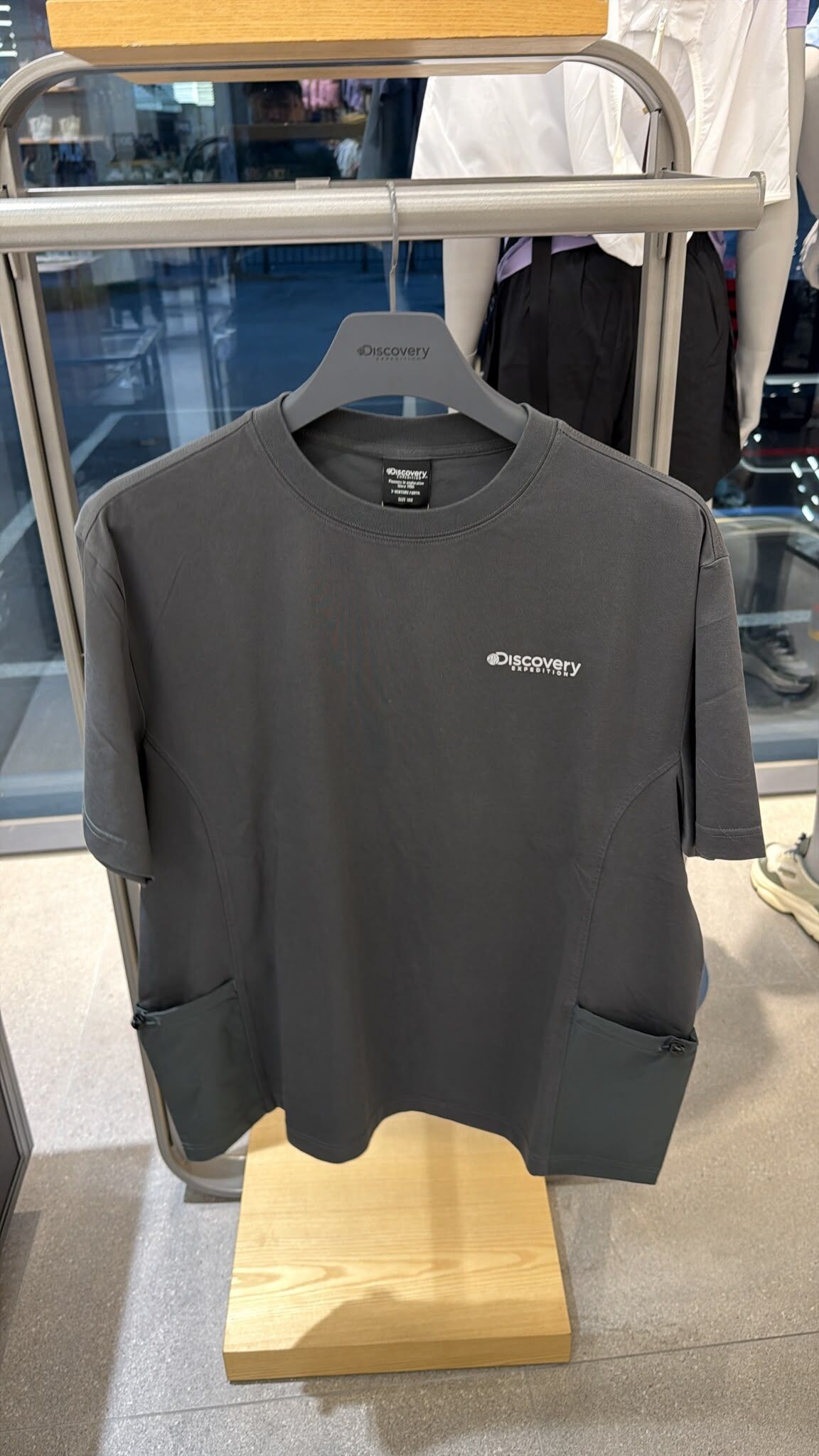 VG01 Discovery EXPEDITION 有袋T-Shirt -炭灰(DGS) (DMTR67053GP001)