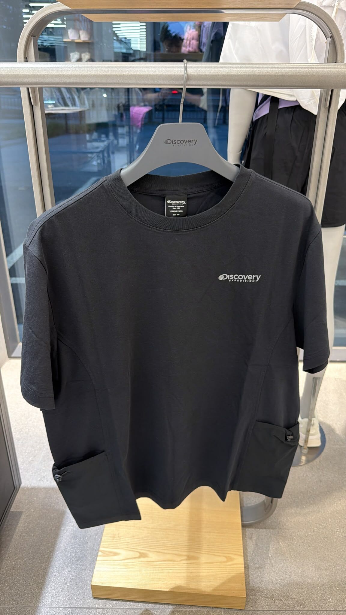 VG02 Discovery EXPEDITION 有袋T-Shirt -黑色 (BKS) (DMTR67053GP001)