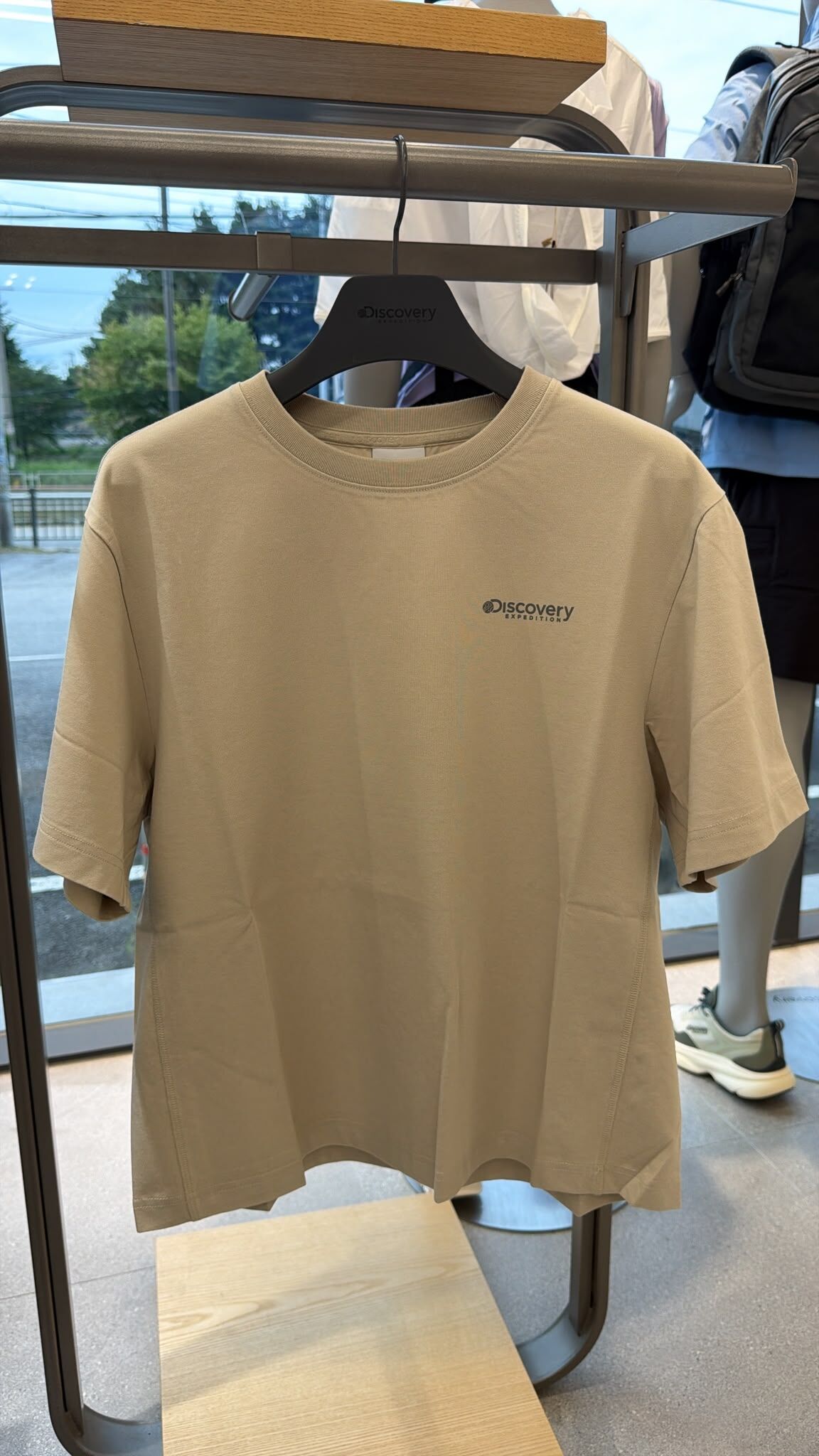 VG04 Discovery EXPEDITION 細LOGO T-Shirt -杏色 (NBD) (DWTR66053GP001)