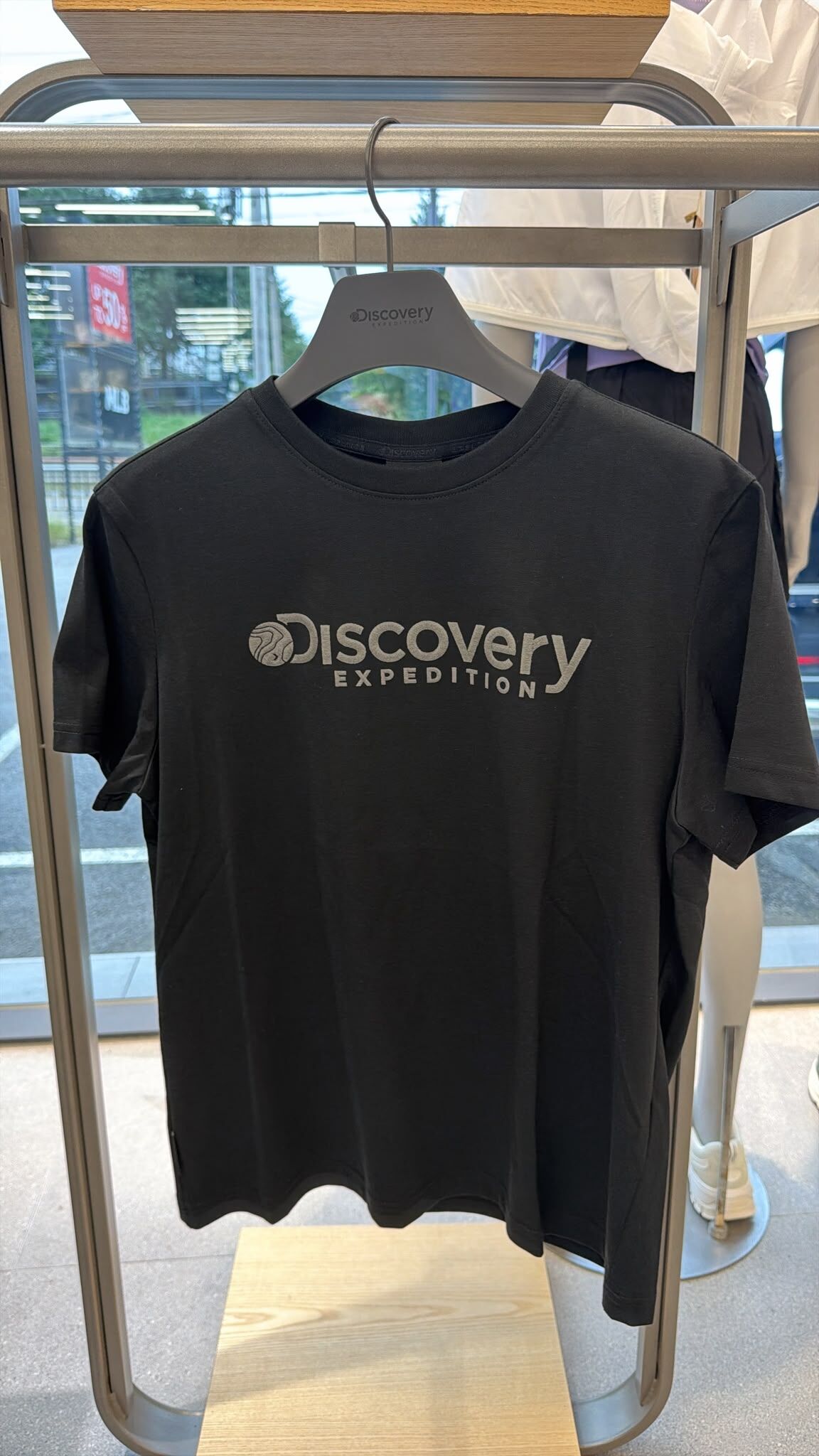 VG05 Discovery EXPEDITION 大文字LOGO T-Shirt -黑色 (BKS) (DWRS72053GP001)