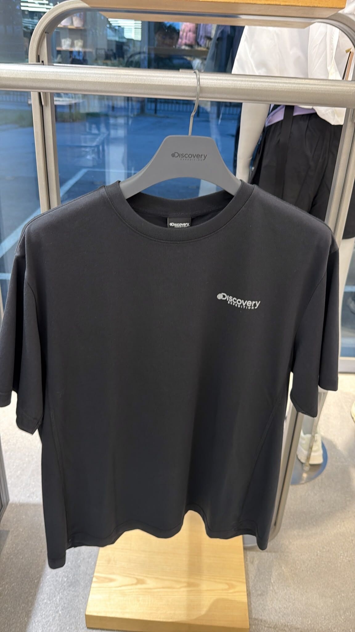 VG25 Discovery EXPEDITION 細LOGO T-Shirt -黑色 (BKS) (DMTR65053GP001)