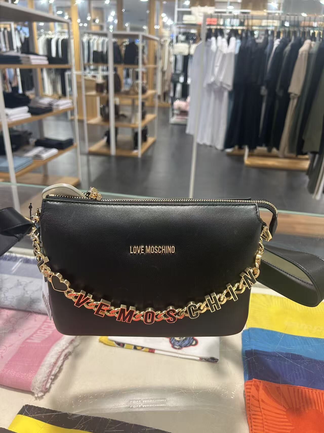 LYS02369 Love Moschino多間隔字母鏈斜揹袋
