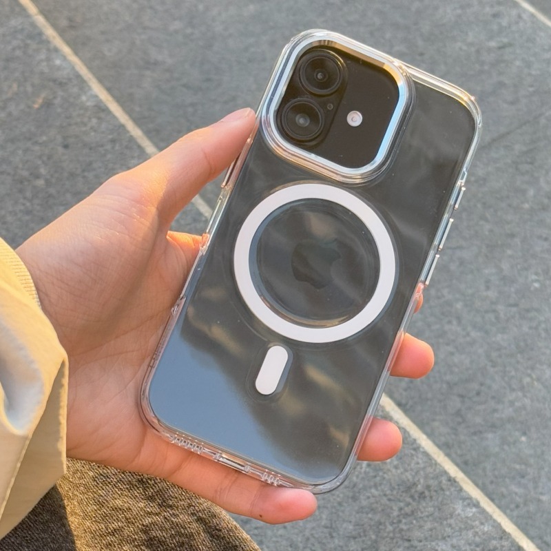 單手握持透明明岳殼 iPhone，背景為淺色石紋牆面