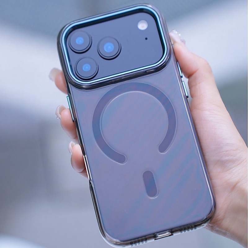 單手握持透黑明岳殼 iPhone，殼身呈半透明煙灰色，背面可見 MagSafe 磁環