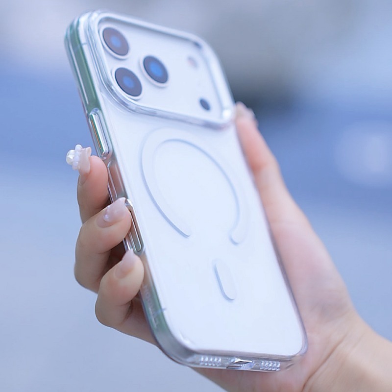 單手握持透明明岳殼 iPhone，殼身完全通透，可見機身原色與 MagSafe 磁環