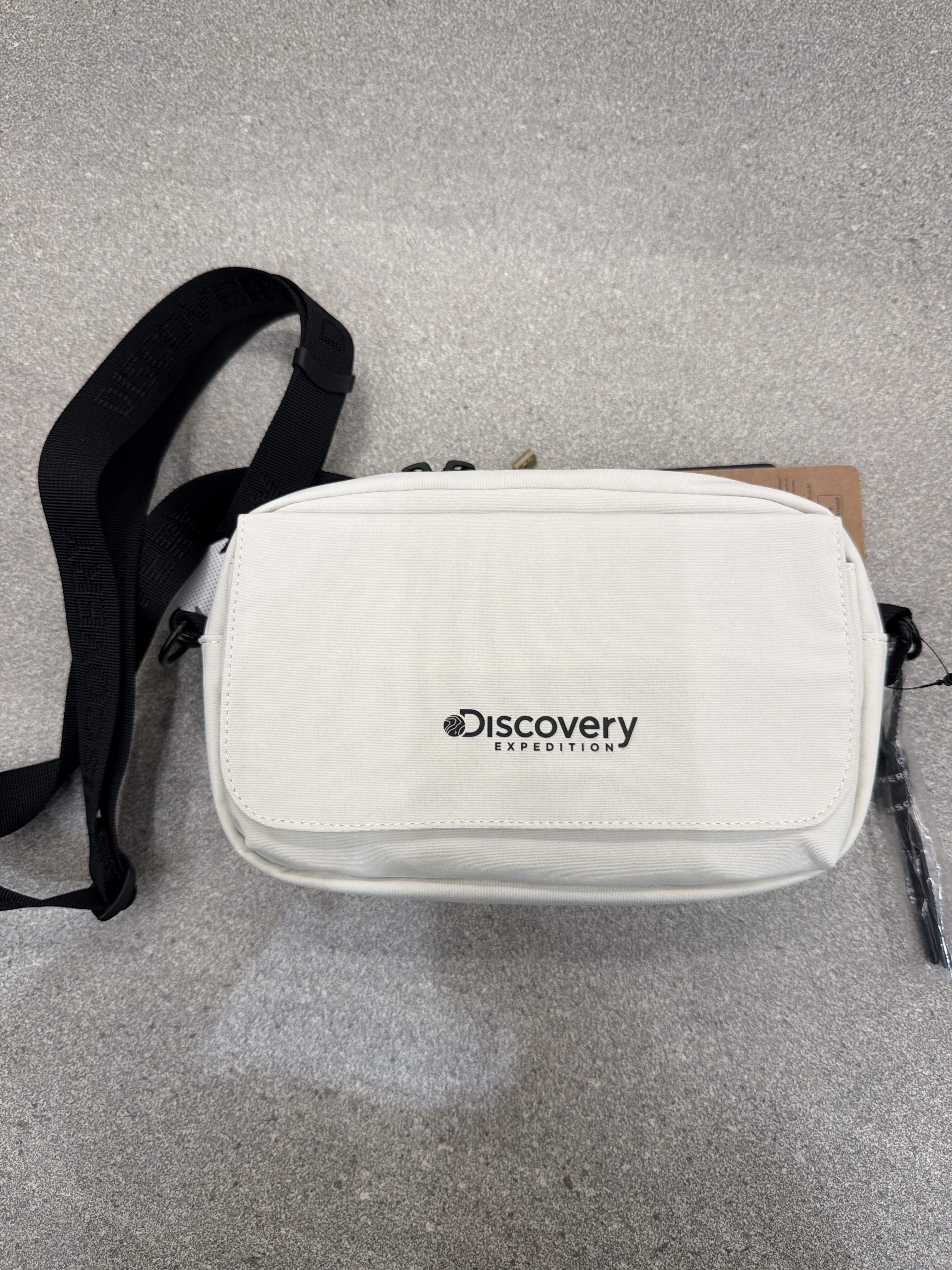 VG35 Discovery EXPEDITION 有蓋斜背包-淺杏色 (IVD) (DXCR3135NGP001)