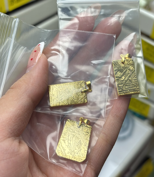 260821 - B66 金色隨機形狀天鐵純銀吊墜