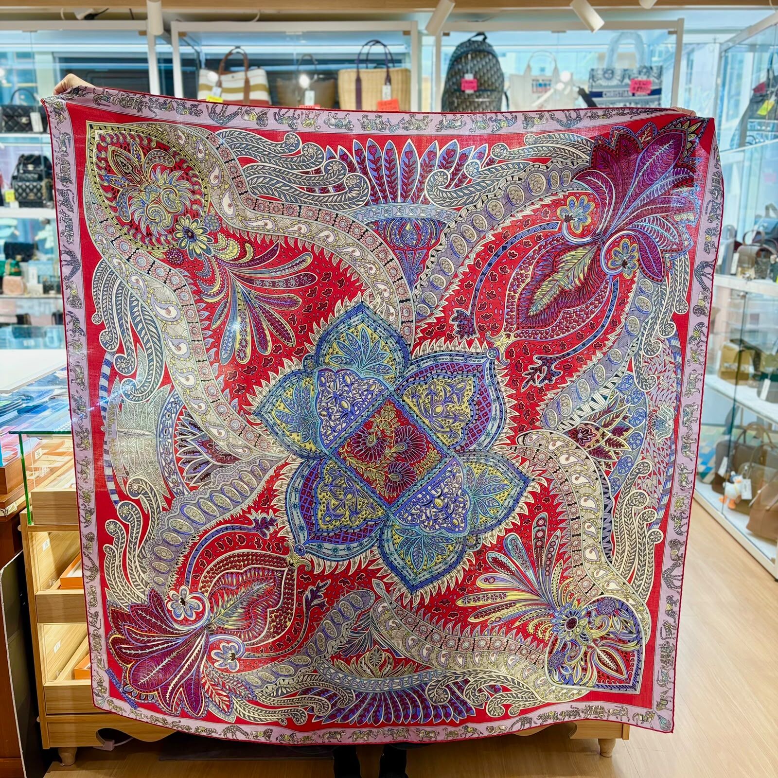 本週特價!!! 99%NEW二手HERMES SCARF CASHMERE 140X140cm, 紅/紫/黃印花, 保暖柔軟羊絨, #愛馬仕圍巾,披肩, #香榭站正品
