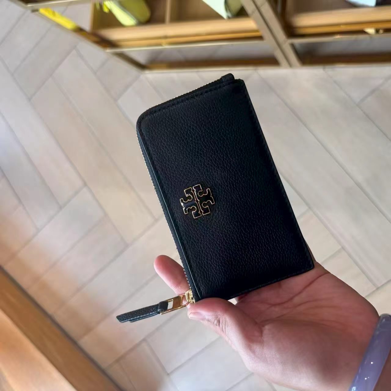 【預購】Tory Burch S082233 Britten 金屬Logo 荔枝紋拉鏈卡包 (黑色)