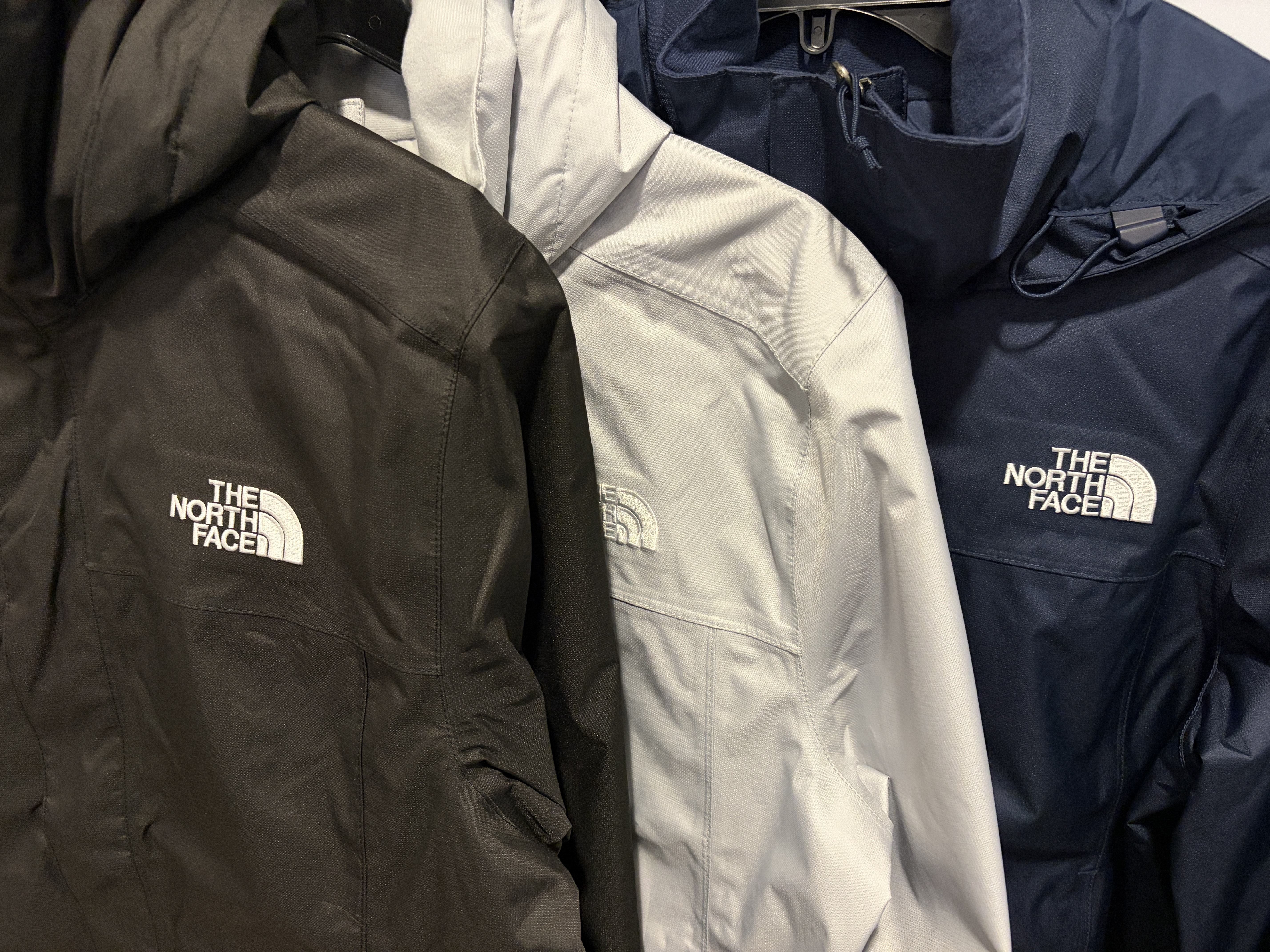 THE NORTH FACE 男大人 刺繡標至 Dryvent面料 防風 防潑水 硬挺 連帽 風衣外套 (帽子可收納)
