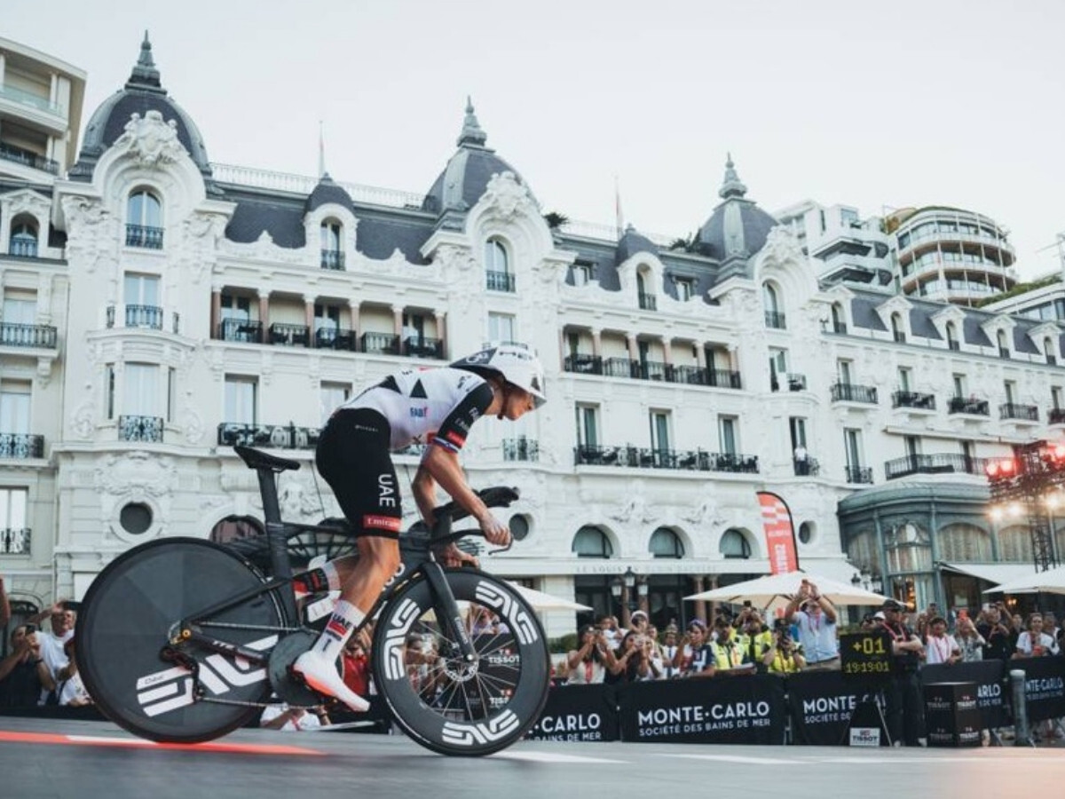 Tadej Pogačar 於 2026 環西第一站 Monaco ITT 個人計時賽發車台準備全速出發