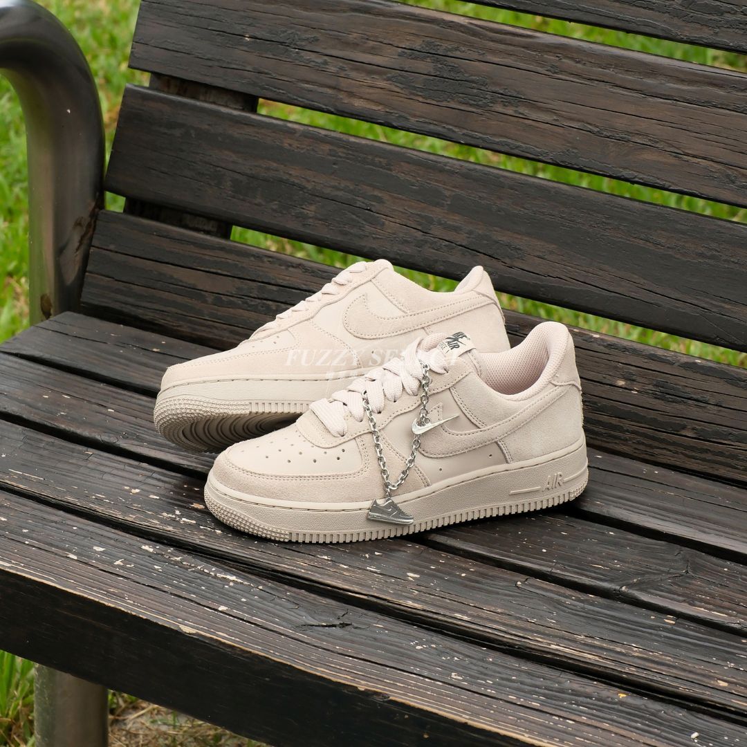 【逢甲 FUZZY】W Nike Air Force 1 "Cream Metallic Silver" 麂皮 奶茶灰 金屬墜飾 IV6042-236